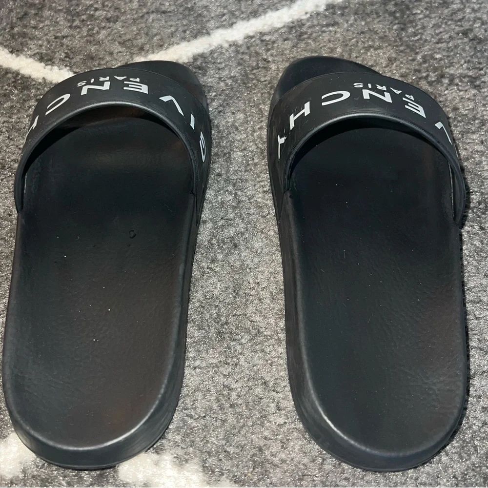 Givenchy Black and White Logo Slides - Picture 4 of 11
